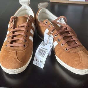 Adidas Men's 8.5 or women’s 9.5 suede Samba Sneakers